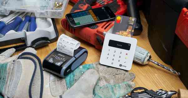 人工智能机器人和人谈恋爱