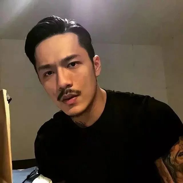 秦露忠苇